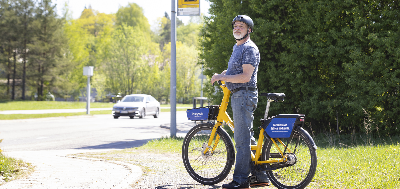 Mies seisoo föllärin vieressä kadulla