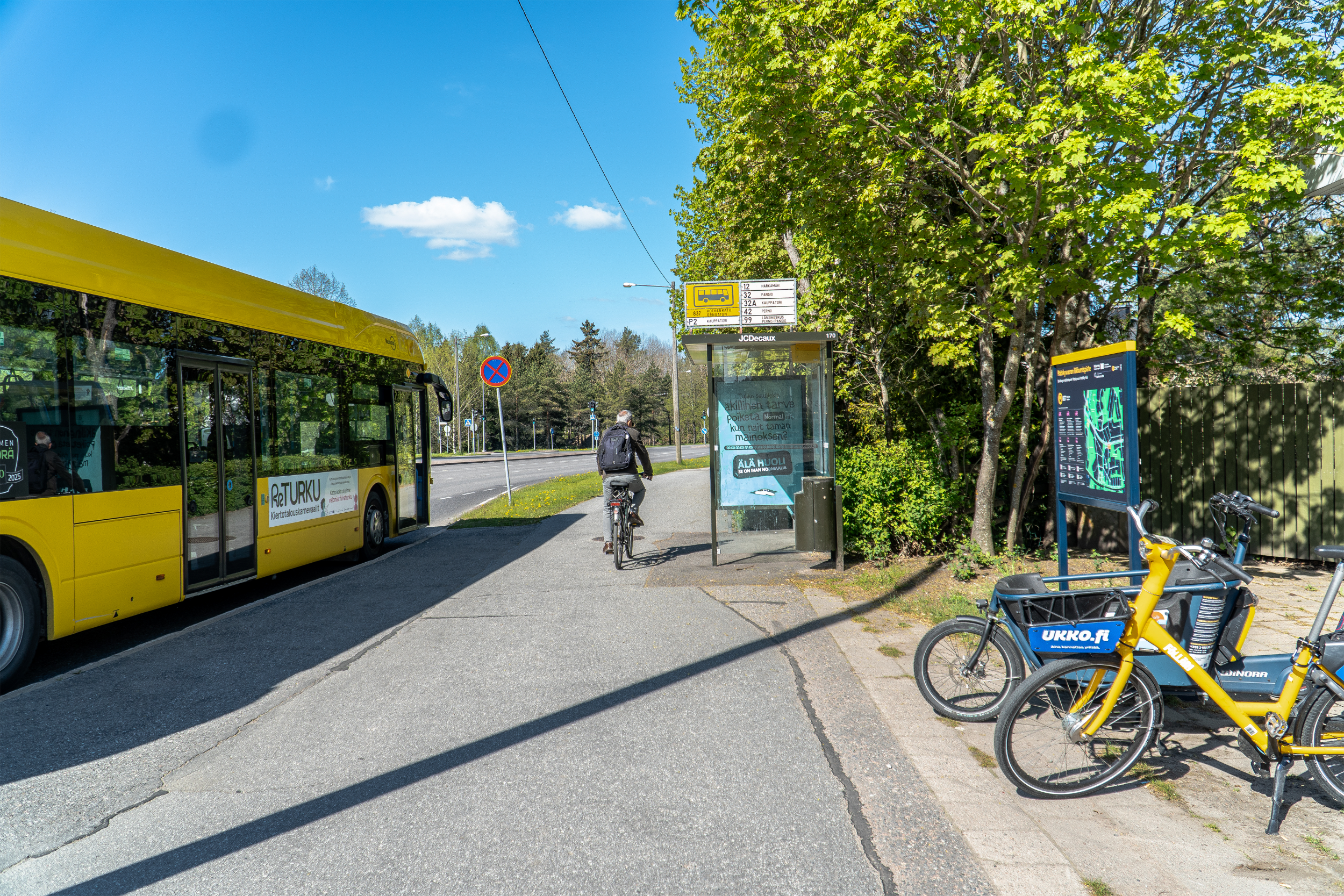 Liikkumispiste, jossa on bussi, bussipysäkki, pyöräilijä, opastekyltti, fölläri ja tavarapyörä.