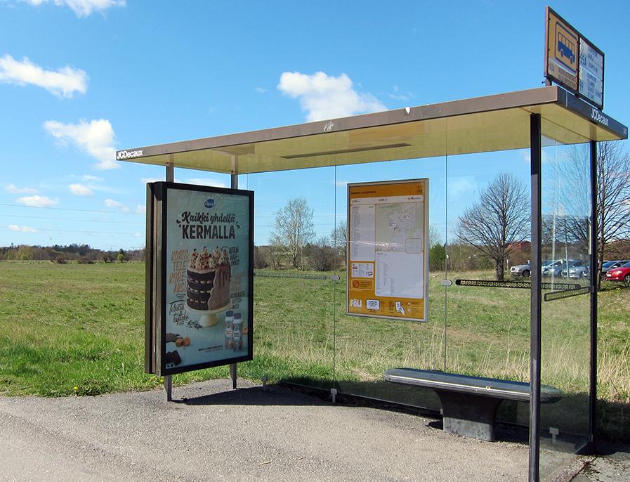 Uusi pysäkkijuliste pysäkkikatoksessa.